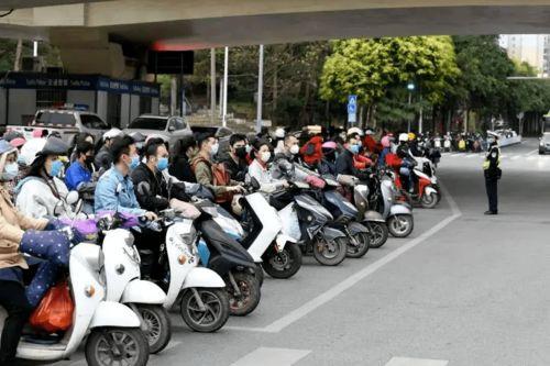 吃瓜娱乐酱电瓶车,揭秘网红电瓶车的魅力与争议